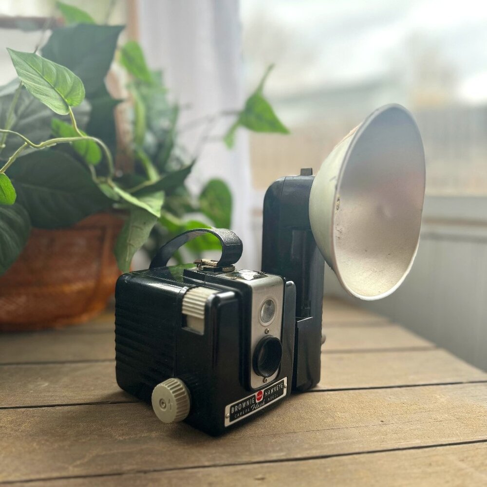 Vintage 1950 Kodak Brownie Hawkeye Hash Model Camera